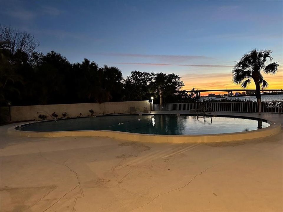 Active With Contract: $369,900 (2 beds, 2 baths, 1090 Square Feet)