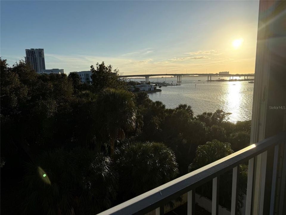 Active With Contract: $369,900 (2 beds, 2 baths, 1090 Square Feet)