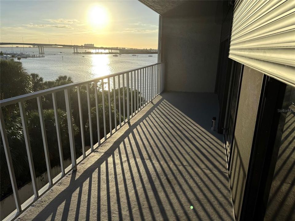Active With Contract: $369,900 (2 beds, 2 baths, 1090 Square Feet)