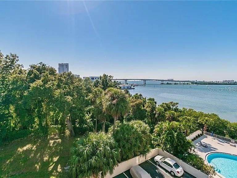 Active With Contract: $369,900 (2 beds, 2 baths, 1090 Square Feet)