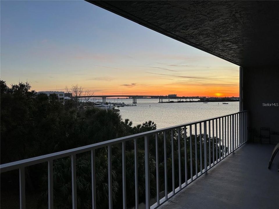 Active With Contract: $369,900 (2 beds, 2 baths, 1090 Square Feet)