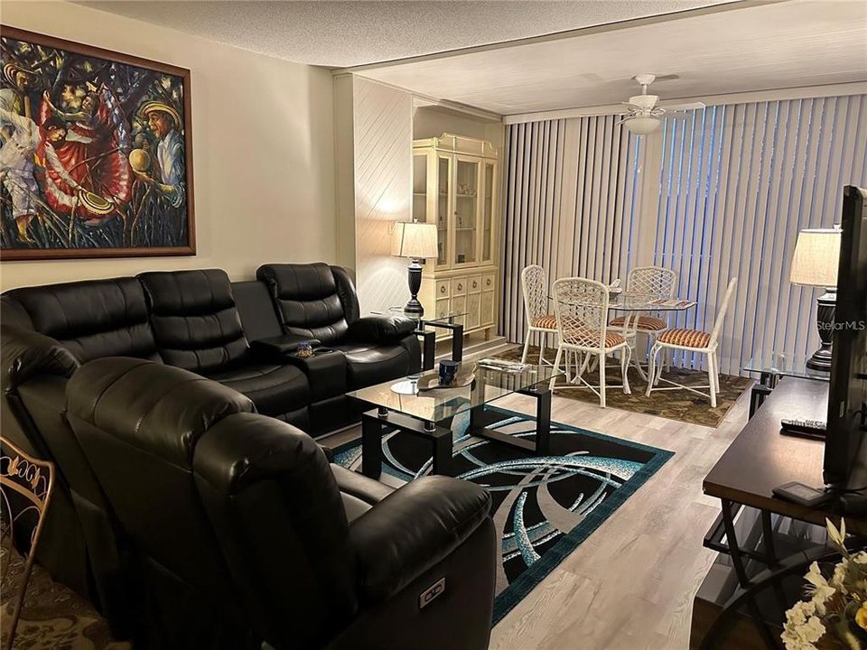 En Venta: $389,900 (2 camas, 2 baños, 1090 Pies cuadrados)