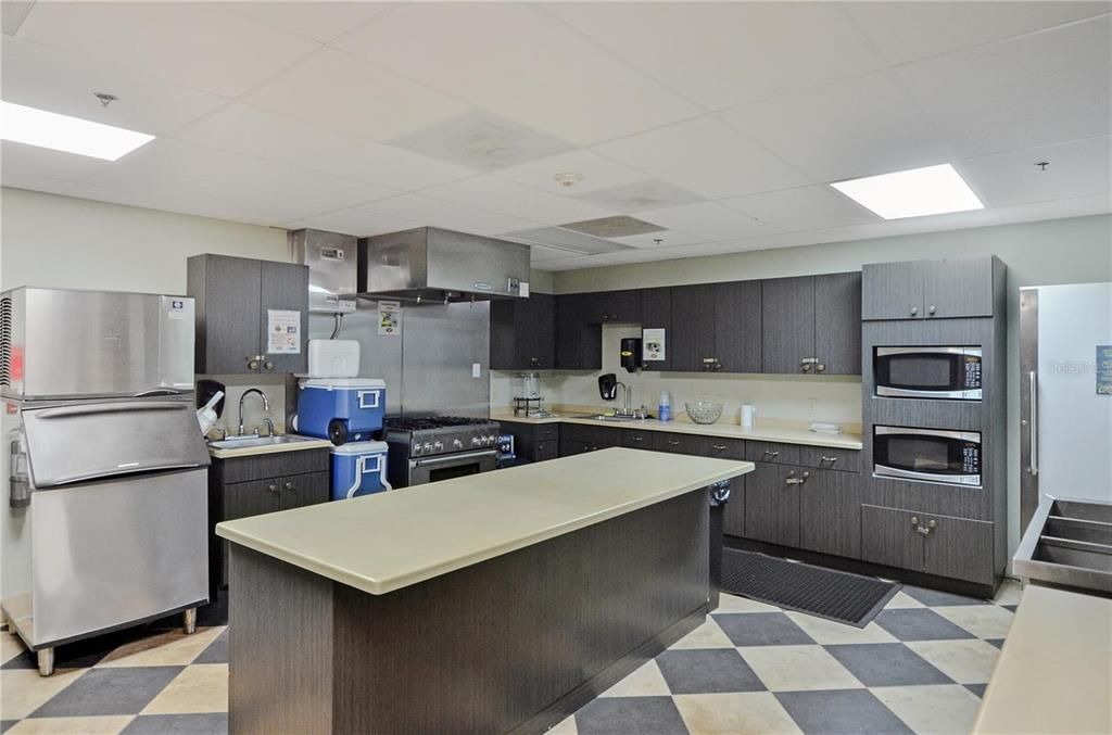 На продажу: $279,900 (2 спален, 2 ванн, 1374 Квадратных фут)