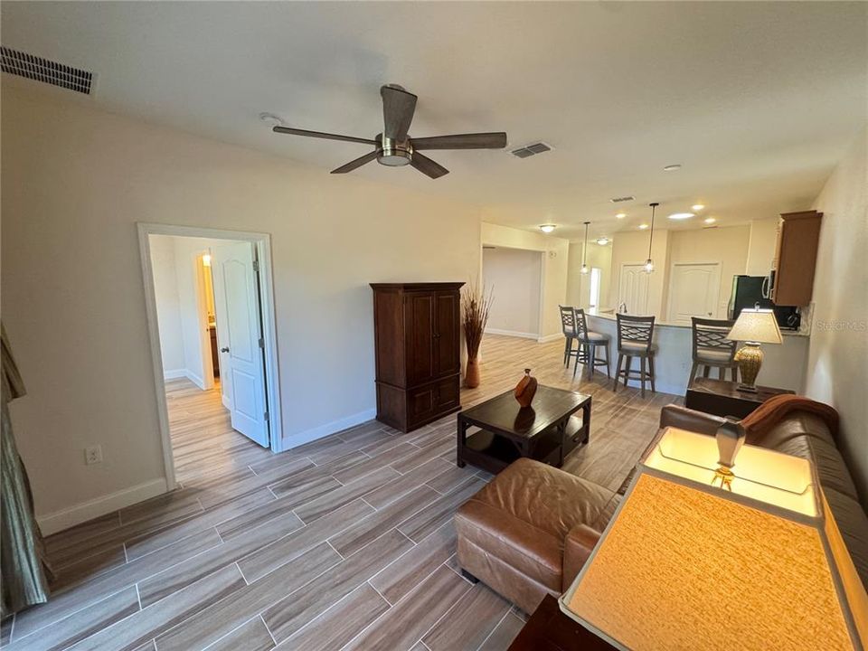 На продажу: $279,900 (2 спален, 2 ванн, 1374 Квадратных фут)