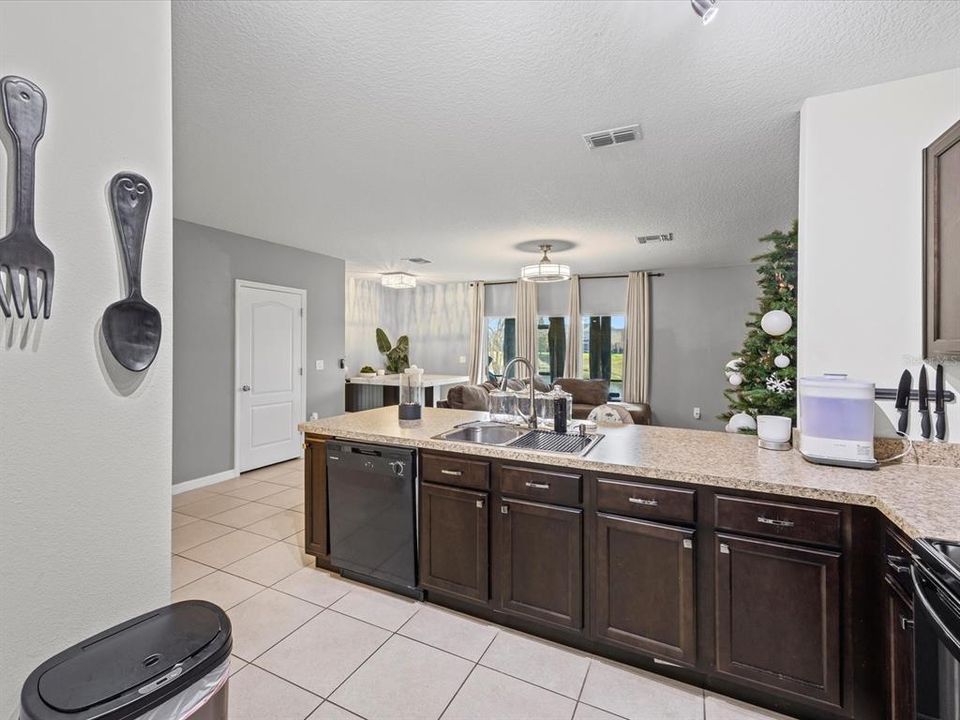 For Sale: $274,900 (3 beds, 2 baths, 1507 Square Feet)