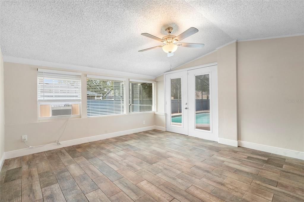 На продажу: $349,000 (4 спален, 2 ванн, 1947 Квадратных фут)