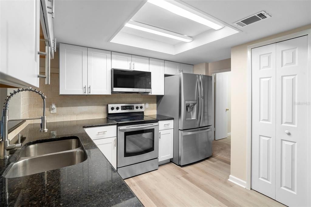 На продажу: $349,000 (4 спален, 2 ванн, 1947 Квадратных фут)