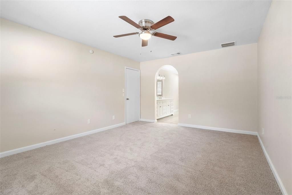 На продажу: $349,000 (4 спален, 2 ванн, 1947 Квадратных фут)