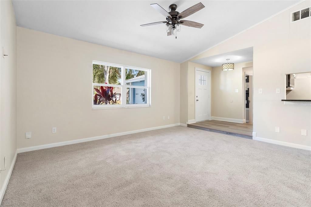 На продажу: $349,000 (4 спален, 2 ванн, 1947 Квадратных фут)