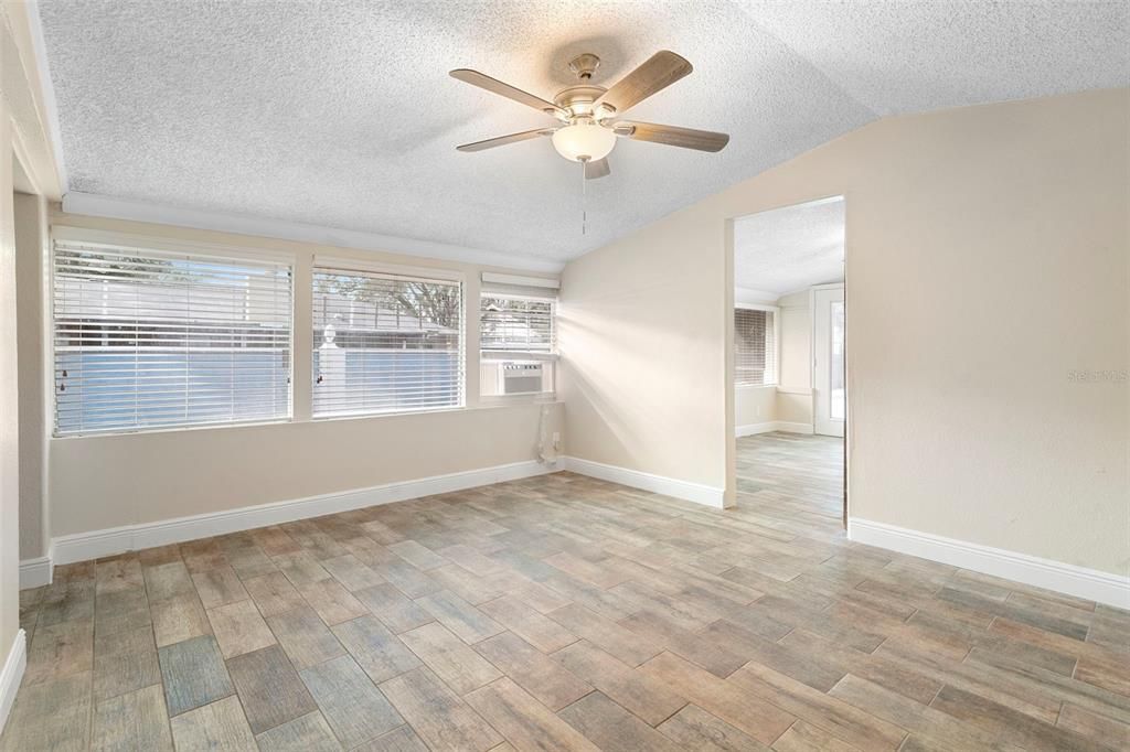 На продажу: $349,000 (4 спален, 2 ванн, 1947 Квадратных фут)