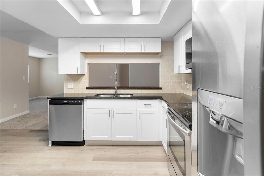 На продажу: $349,000 (4 спален, 2 ванн, 1947 Квадратных фут)