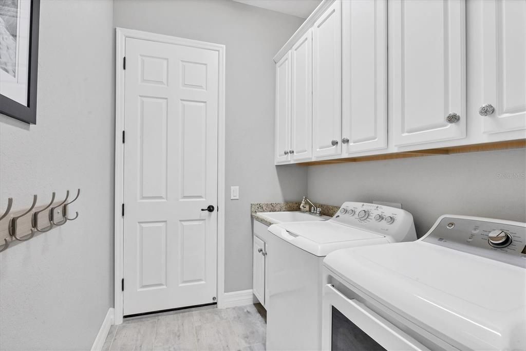 For Sale: $750,000 (4 beds, 2 baths, 2365 Square Feet)