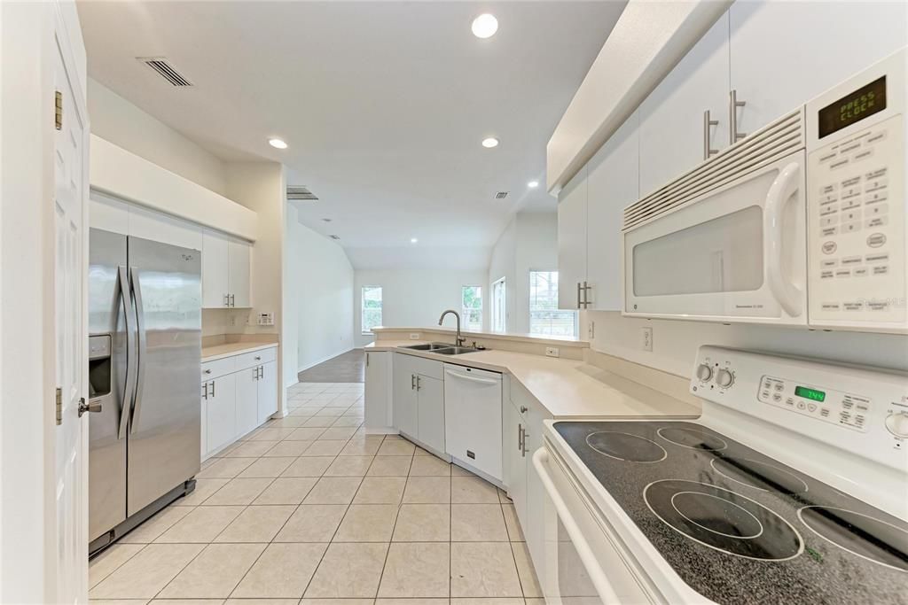 For Rent: $2,300 (3 beds, 2 baths, 1728 Square Feet)