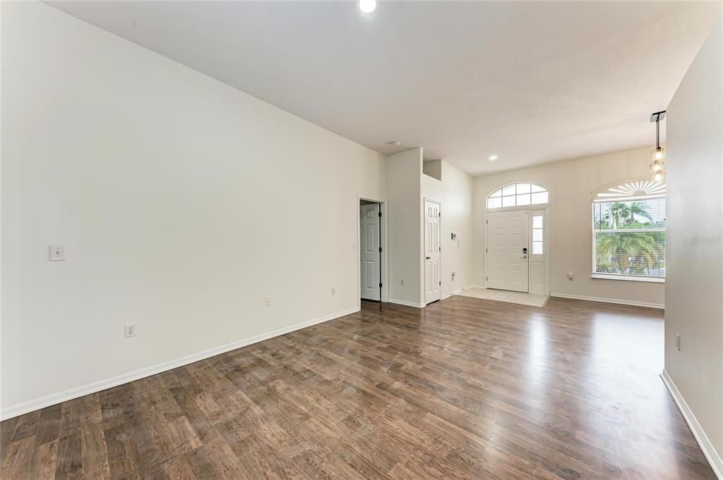 For Rent: $2,300 (3 beds, 2 baths, 1728 Square Feet)