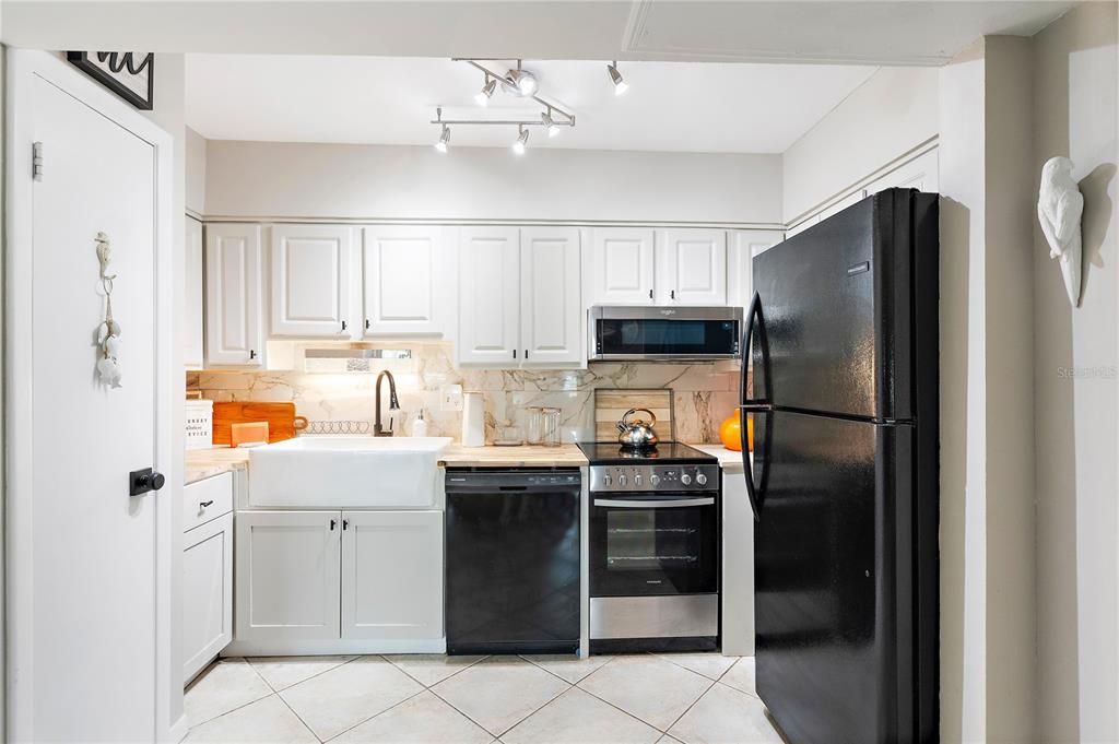 For Sale: $295,999 (1 beds, 1 baths, 645 Square Feet)