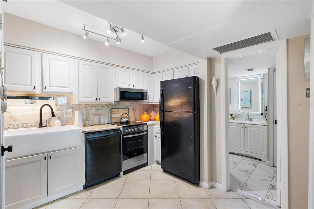 For Sale: $295,999 (1 beds, 1 baths, 645 Square Feet)