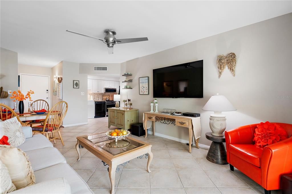 For Sale: $295,999 (1 beds, 1 baths, 645 Square Feet)