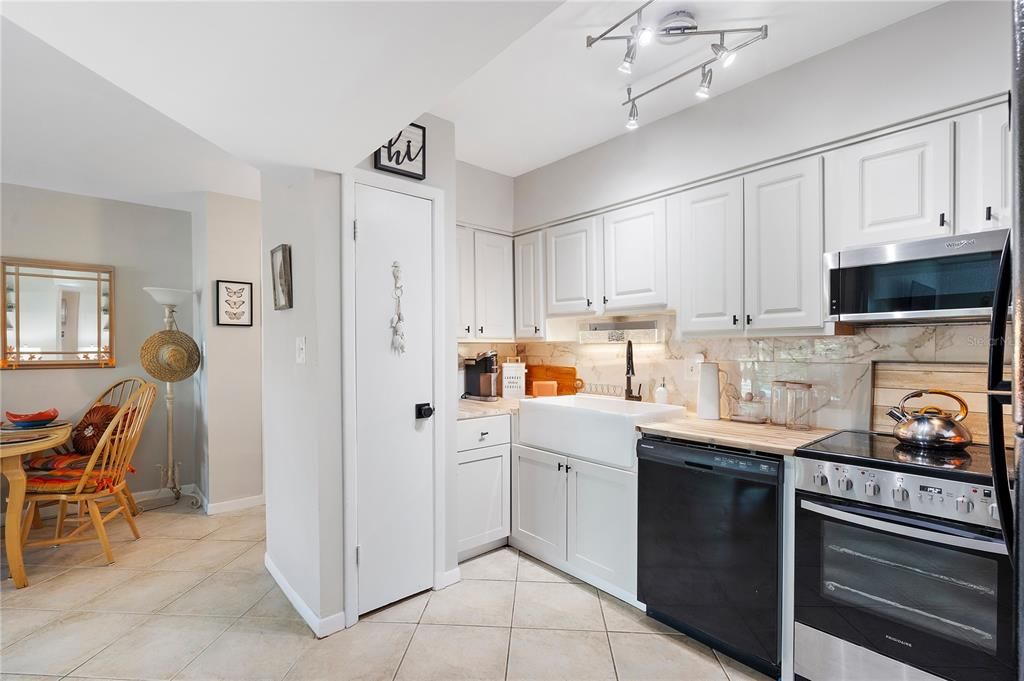 For Sale: $295,999 (1 beds, 1 baths, 645 Square Feet)