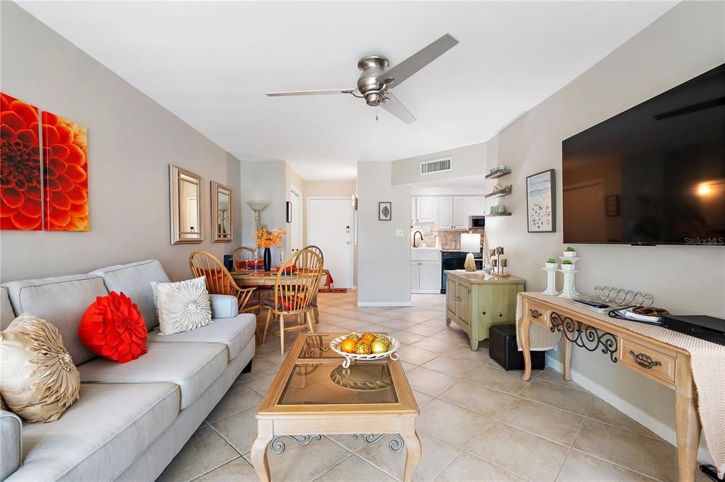 For Sale: $295,999 (1 beds, 1 baths, 645 Square Feet)