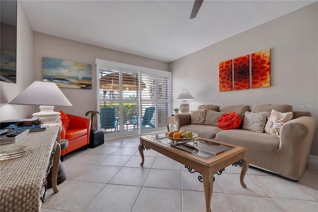 For Sale: $295,999 (1 beds, 1 baths, 645 Square Feet)