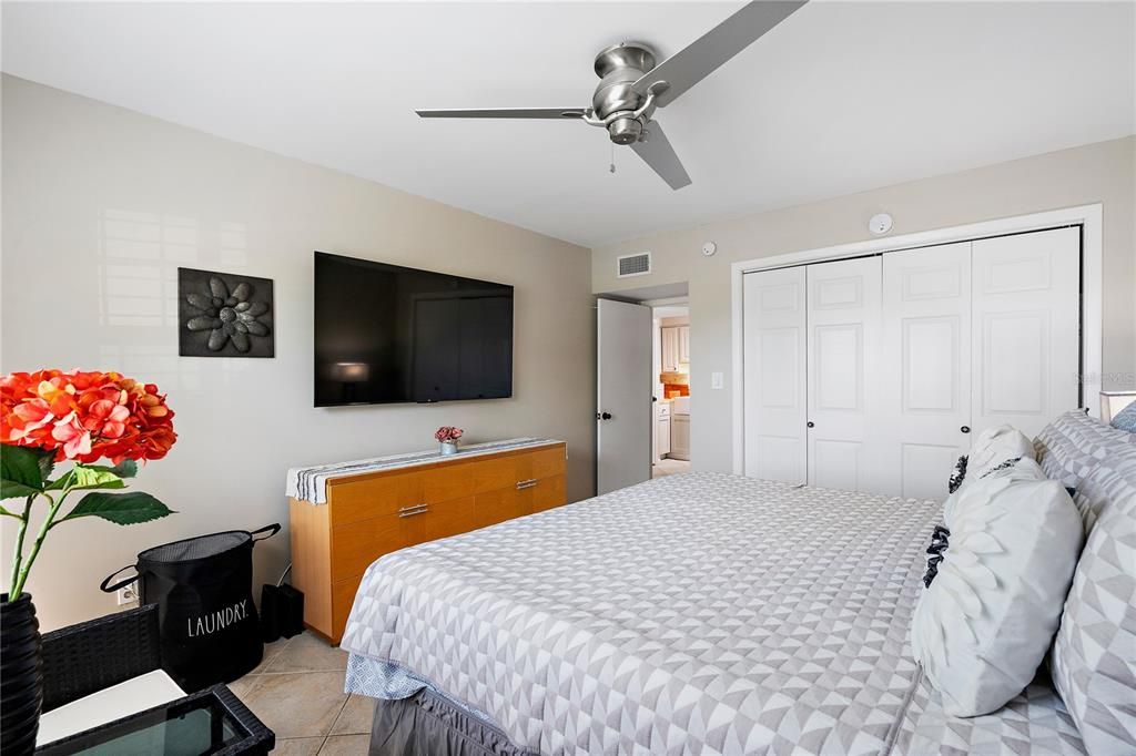 For Sale: $295,999 (1 beds, 1 baths, 645 Square Feet)