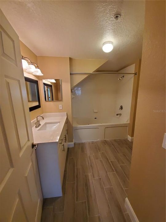 En Renta: $2,400 (4 camas, 3 baños, 1470 Pies cuadrados)