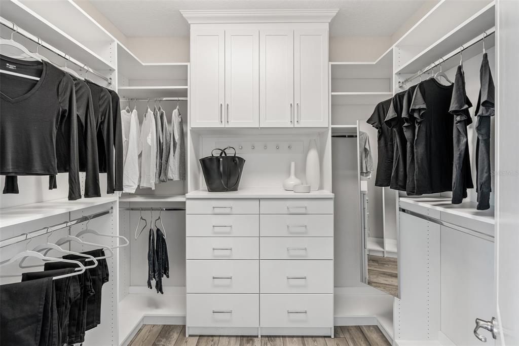 For Sale: $1,850,000 (5 beds, 4 baths, 4300 Square Feet)