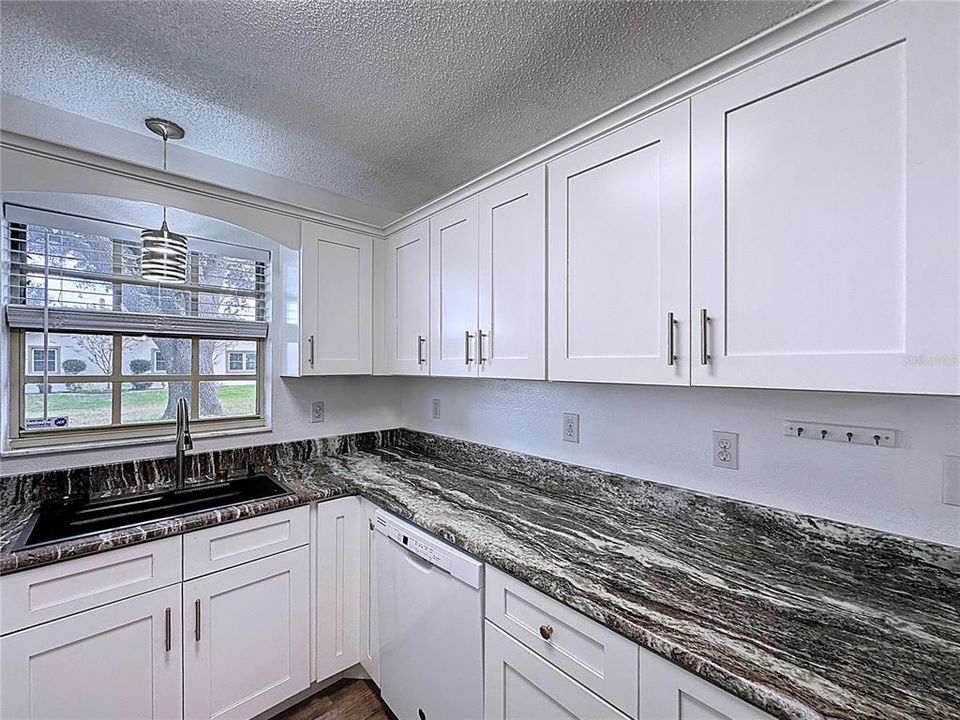 На продажу: $149,000 (2 спален, 1 ванн, 902 Квадратных фут)