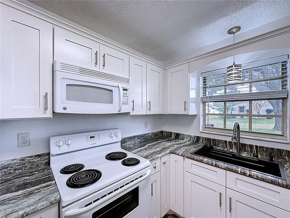 На продажу: $149,000 (2 спален, 1 ванн, 902 Квадратных фут)