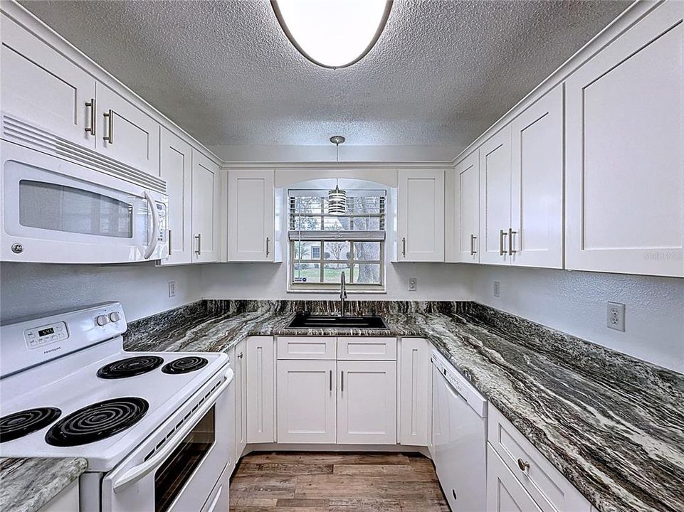 На продажу: $149,000 (2 спален, 1 ванн, 902 Квадратных фут)