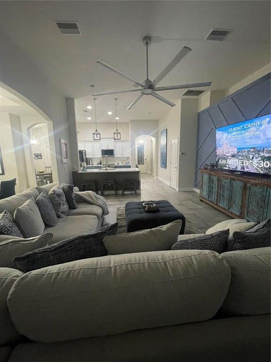 For Rent: $3,050 (4 beds, 2 baths, 1998 Square Feet)