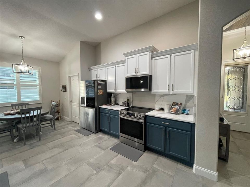 For Rent: $3,050 (4 beds, 2 baths, 1998 Square Feet)