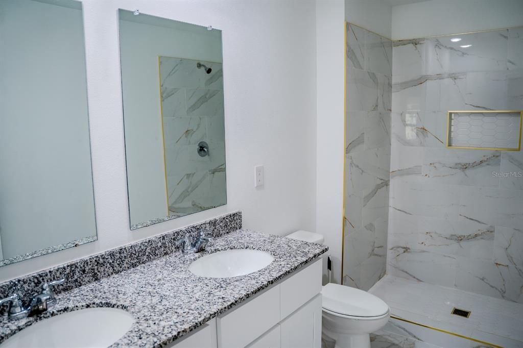 En Venta: $369,900 (4 camas, 3 baños, 1672 Pies cuadrados)