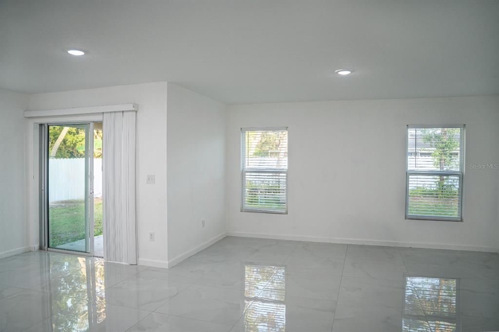 En Venta: $369,900 (4 camas, 3 baños, 1672 Pies cuadrados)