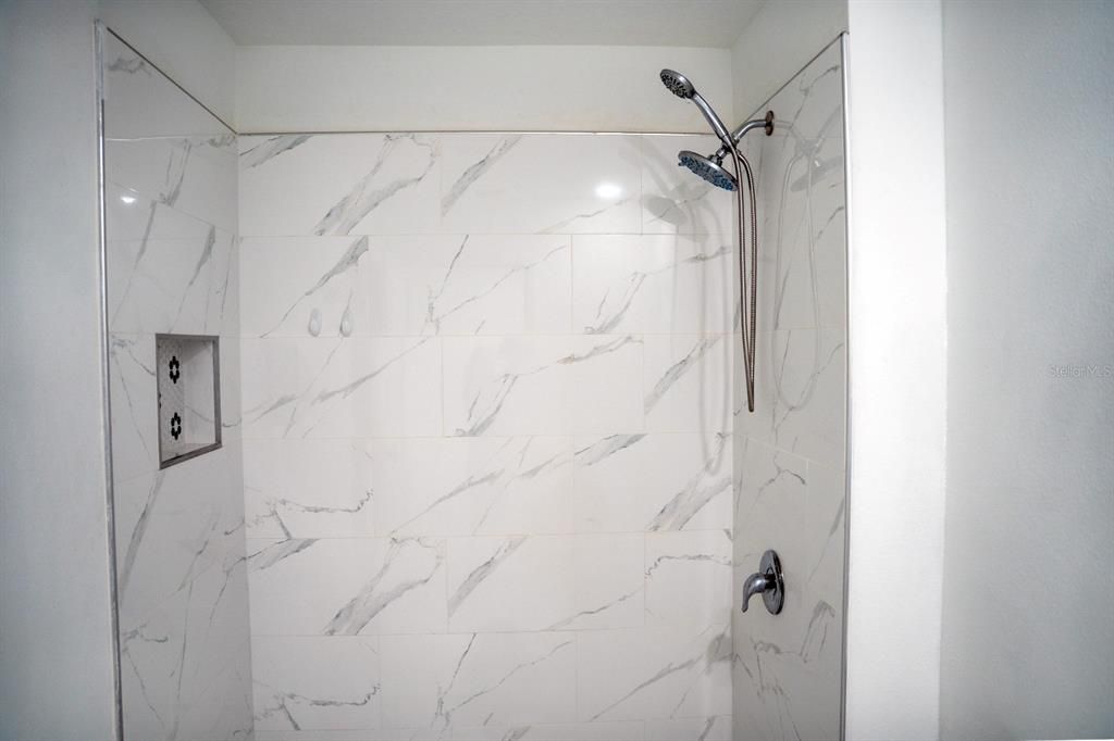 En Venta: $369,900 (4 camas, 3 baños, 1672 Pies cuadrados)