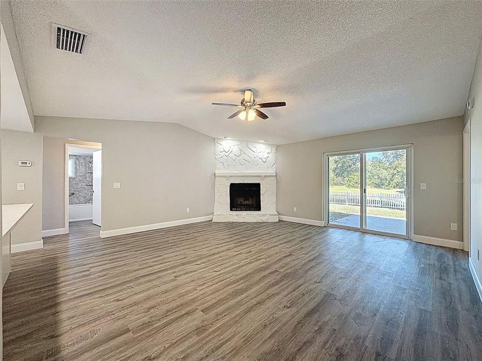 For Sale: $380,000 (4 beds, 2 baths, 1399 Square Feet)
