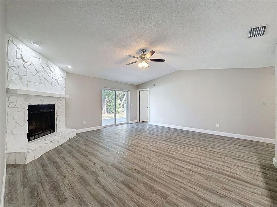 For Sale: $380,000 (4 beds, 2 baths, 1399 Square Feet)