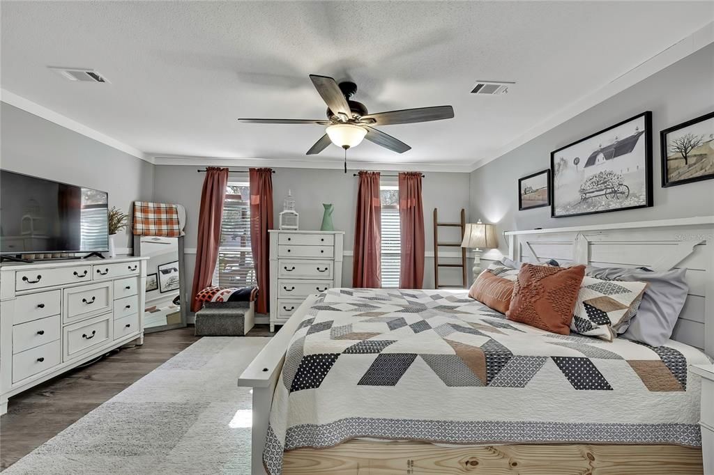 For Sale: $320,000 (4 beds, 2 baths, 2040 Square Feet)