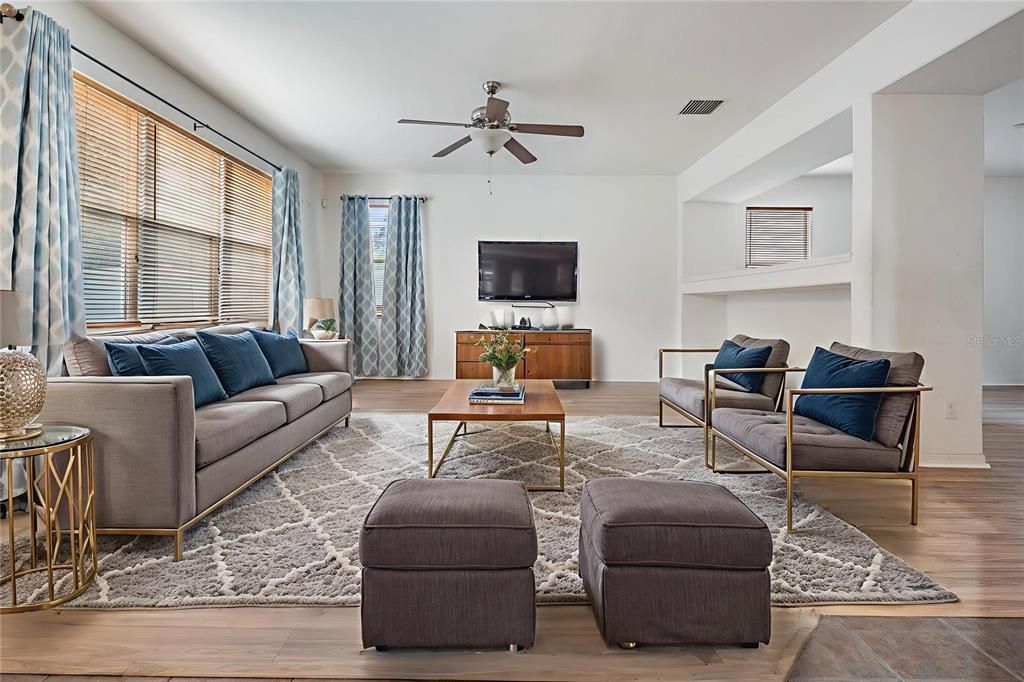 En Venta: $335,000 (3 camas, 2 baños, 2343 Pies cuadrados)