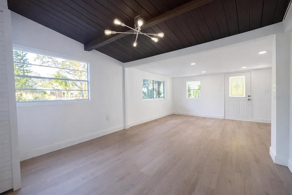 出租: $2,295 (3 贝兹, 1 浴室, 1020 平方英尺)