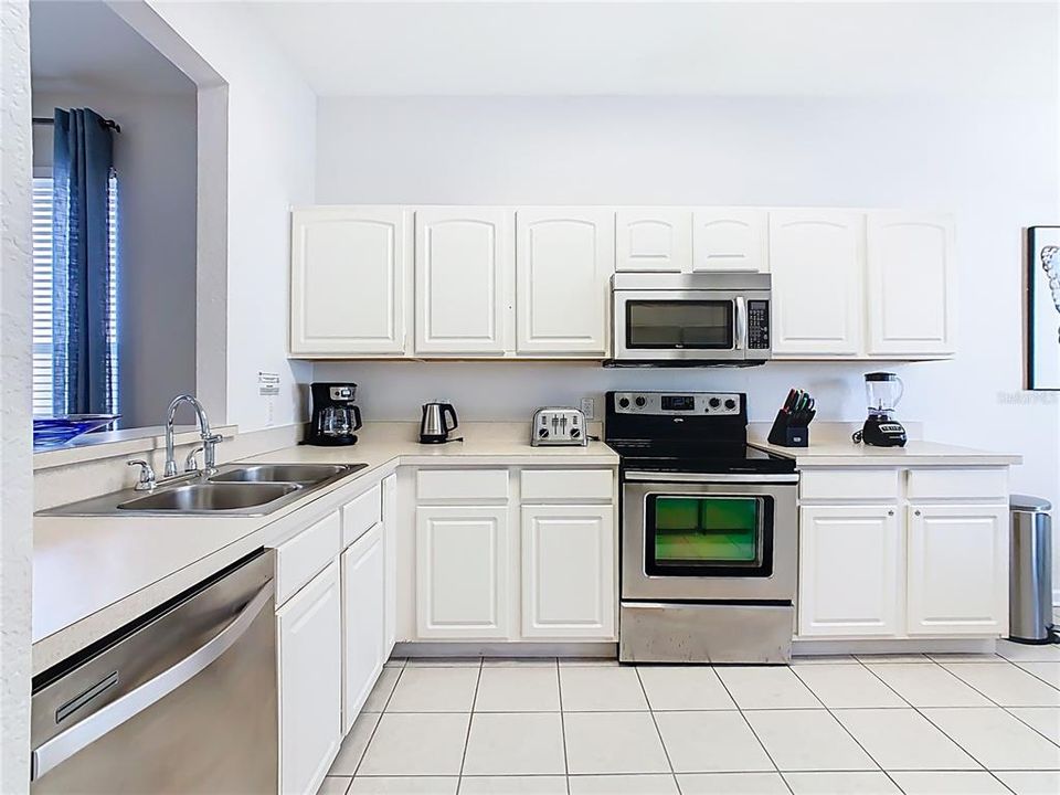 For Sale: $700,000 (5 beds, 5 baths, 2342 Square Feet)