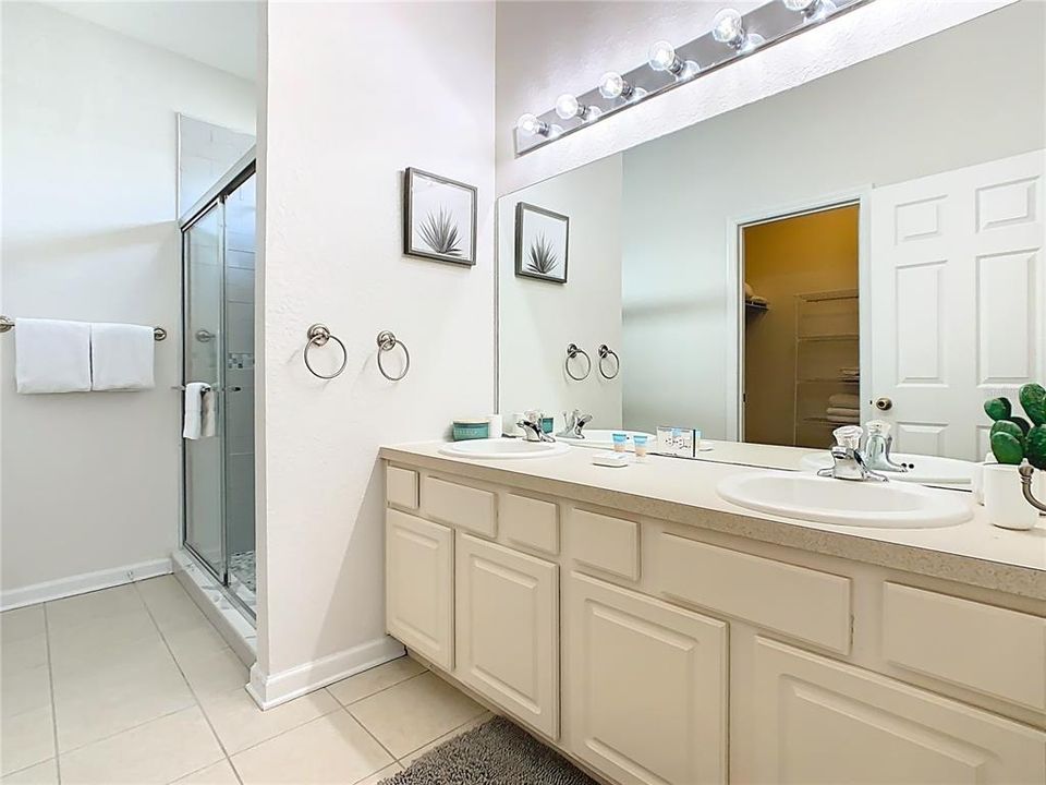 For Sale: $700,000 (5 beds, 5 baths, 2342 Square Feet)