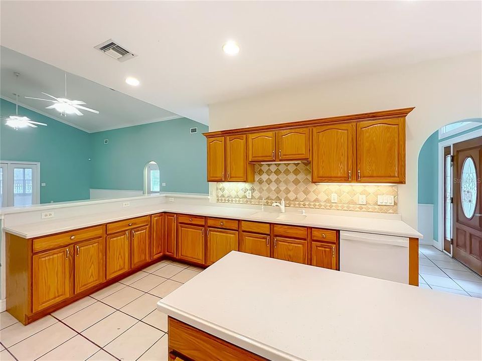 En Venta: $385,000 (4 camas, 2 baños, 2682 Pies cuadrados)