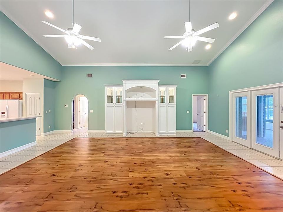 En Venta: $385,000 (4 camas, 2 baños, 2682 Pies cuadrados)