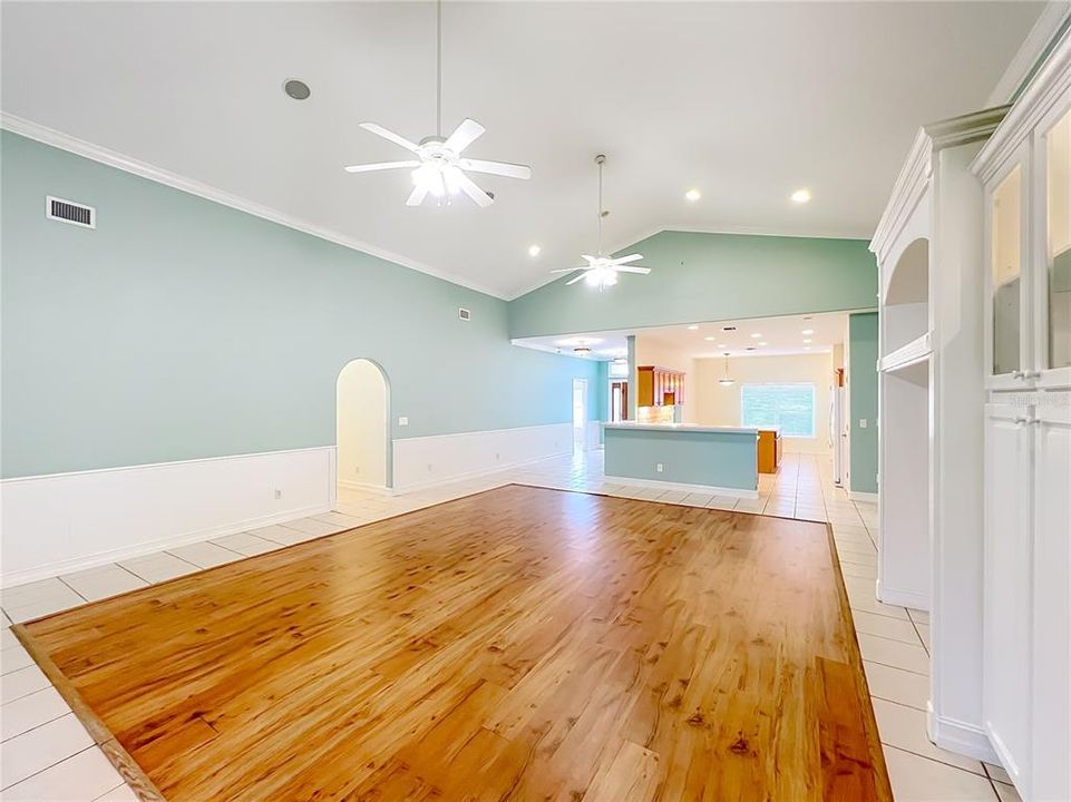 En Venta: $385,000 (4 camas, 2 baños, 2682 Pies cuadrados)