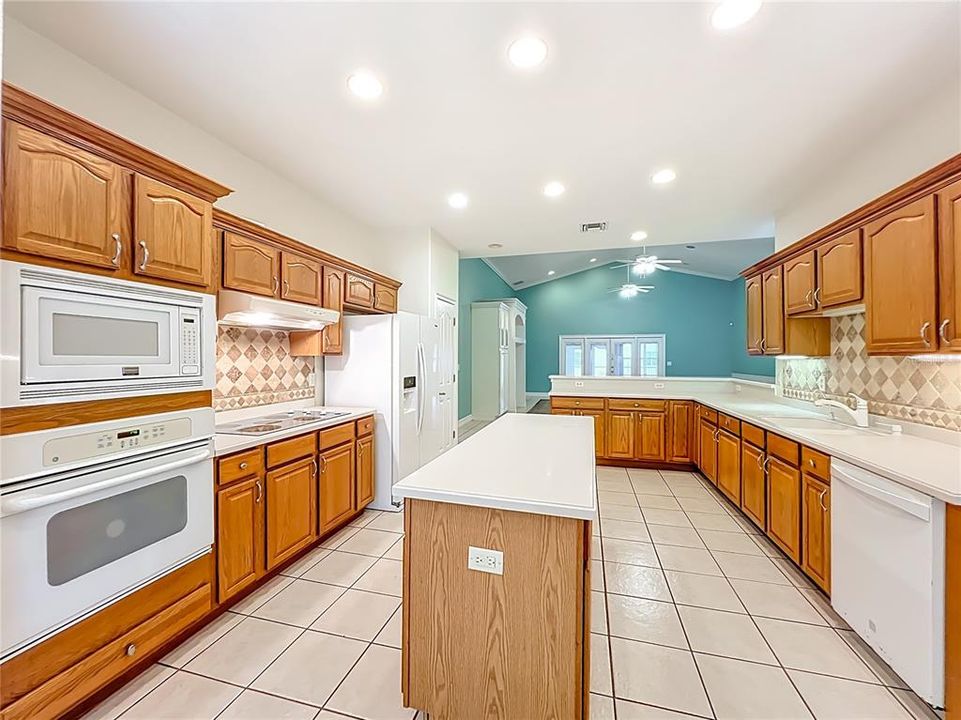 En Venta: $385,000 (4 camas, 2 baños, 2682 Pies cuadrados)