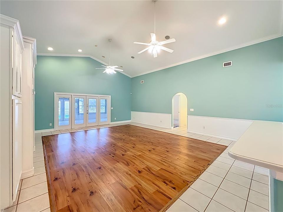 En Venta: $385,000 (4 camas, 2 baños, 2682 Pies cuadrados)