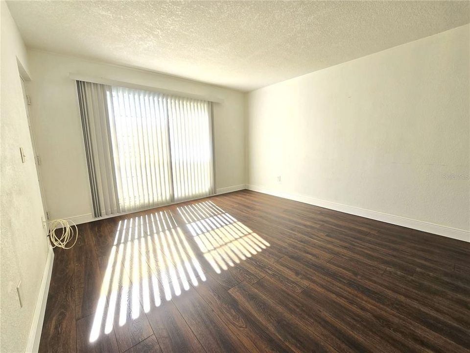 待售: $77,400 (1 贝兹, 1 浴室, 700 平方英尺)