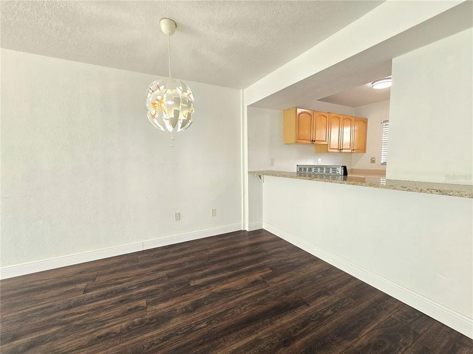 待售: $77,400 (1 贝兹, 1 浴室, 700 平方英尺)