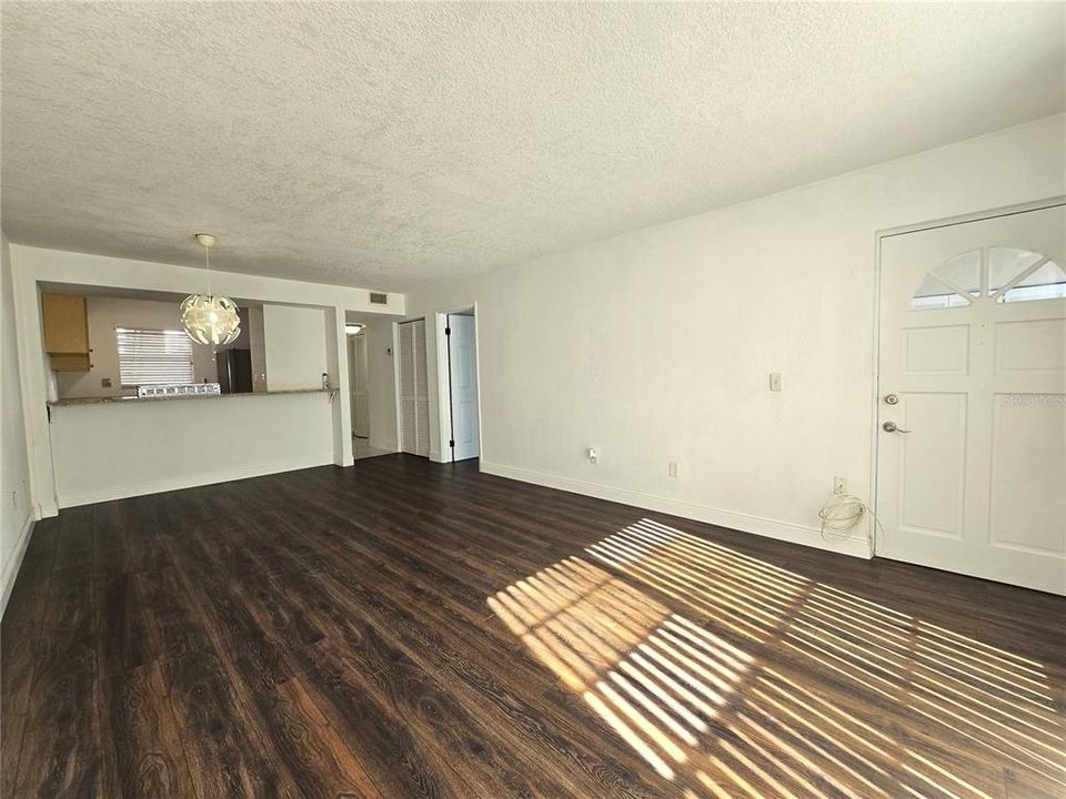 待售: $77,400 (1 贝兹, 1 浴室, 700 平方英尺)